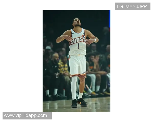 布克专注提升低位背身单打技巧关键时刻展现个人能力