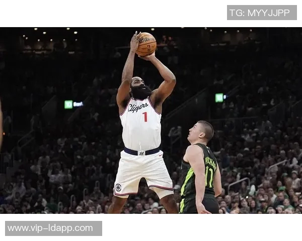 哈登半场表现分析：8投3中斩获9分5助攻三分命中率提升正负值为4